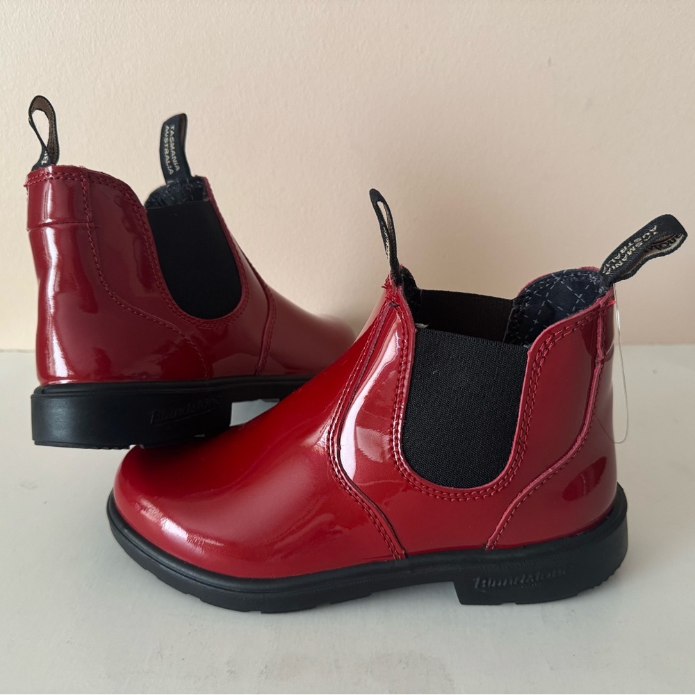 Blundstone Red Low-Heel Chelsea  shiny red patent leather boot. 2253. Size: 6